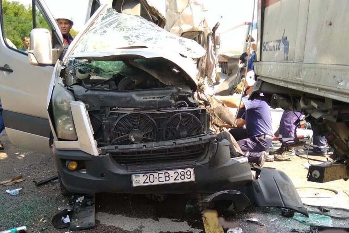 Moskvadan Azərbaycana gələn mikroavtobus ağır qəzaya düşdü – 2 ölü, 6 yaralı Moskvadan Azərbaycana gələn mikroavtobus ağır qəzaya düşdü – 2 ölü, 6 yaralı