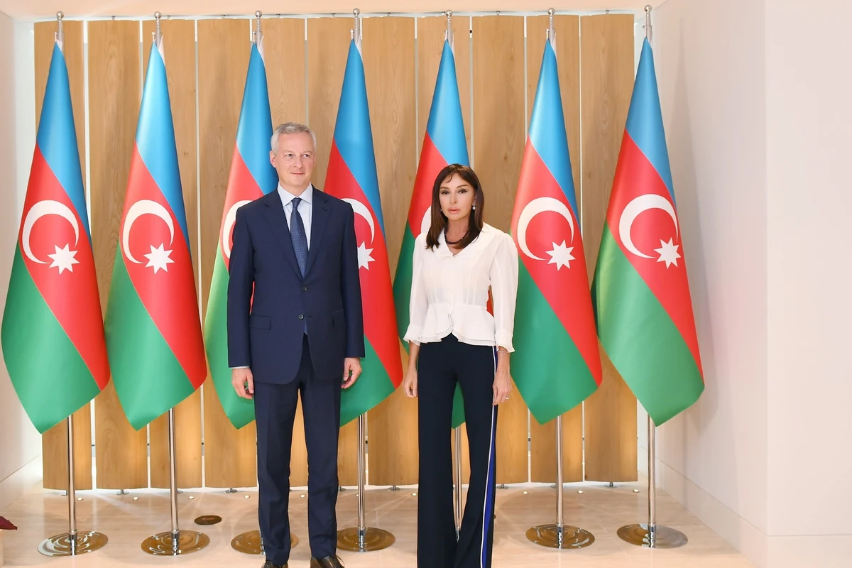 Azərbaycanın Birinci vitse-prezidenti Fransanın İqtisadiyyat və Maliyyə naziri ilə görüşüb Azərbaycanın Birinci vitse-prezidenti Fransanın İqtisadiyyat və Maliyyə naziri ilə görüşüb