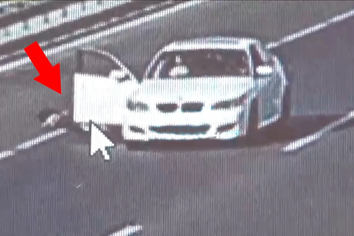 На аэропортовском шоссе в Баку девушка выпрыгнула из салона автомобиля - ВИДЕО
