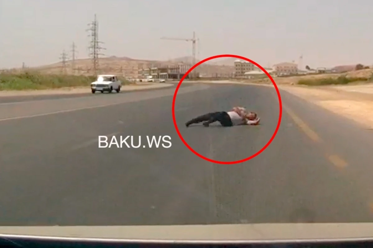 Bakı polisi ürək tutmasından yerə yıxılan şəxsi ölümdən son anda xilas etdi - VİDEO Bakı polisi ürək tutmasından yerə yıxılan şəxsi ölümdən son anda xilas etdi - VİDEO