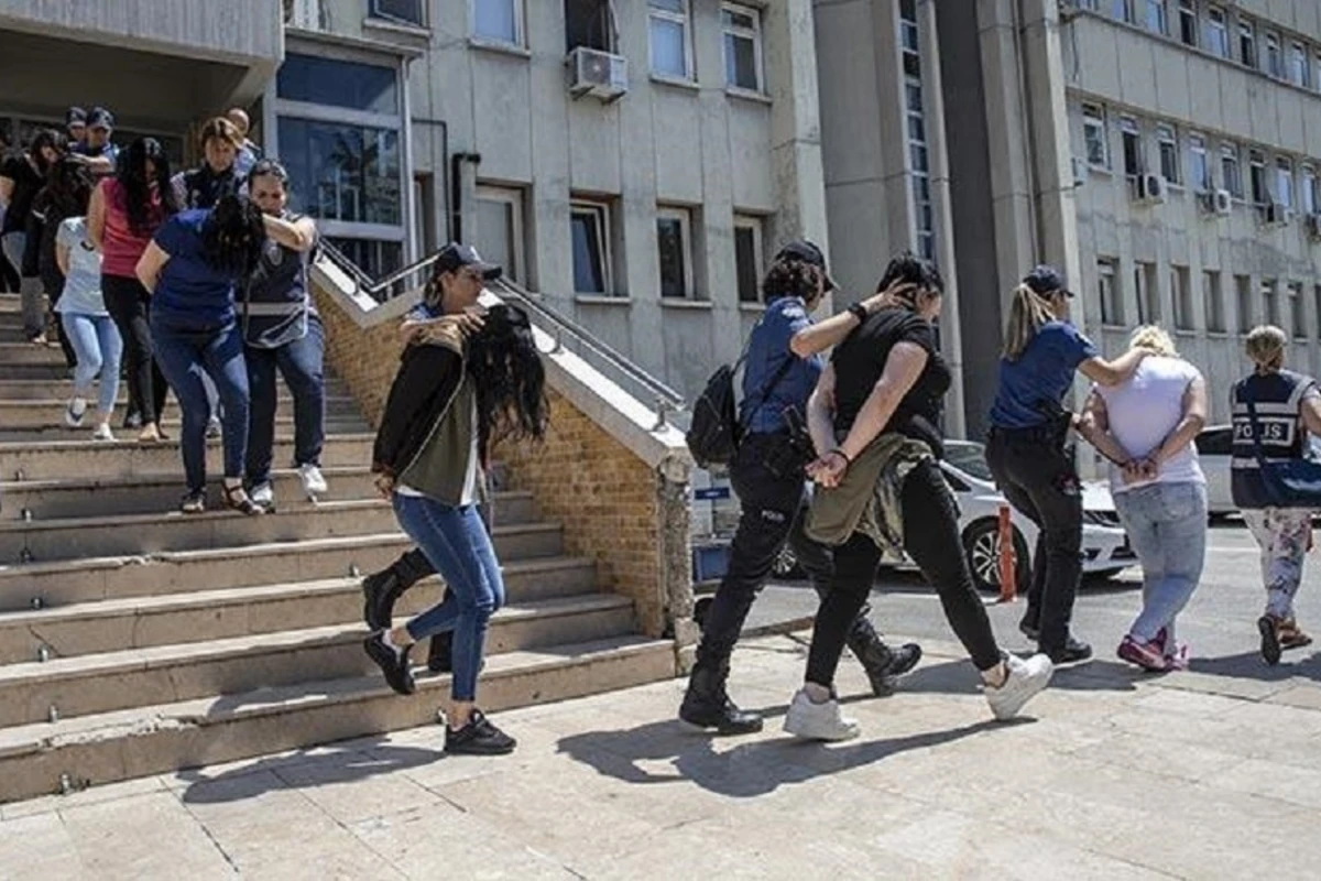 “Qadın ovçusu” adlı kriminal dəstə üzvləri saxlanıldı – Türkiyə ŞOK-da – VİDEO “Qadın ovçusu” adlı kriminal dəstə üzvləri saxlanıldı – Türkiyə ŞOK-da – VİDEO