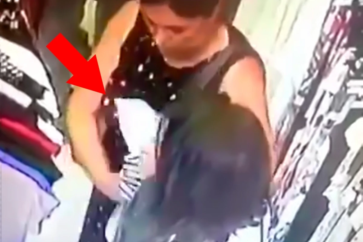 Bakıda qadının oğurluğu anbaan kameraya düşdü – VİDEO Bakıda qadının oğurluğu anbaan kameraya düşdü – VİDEO