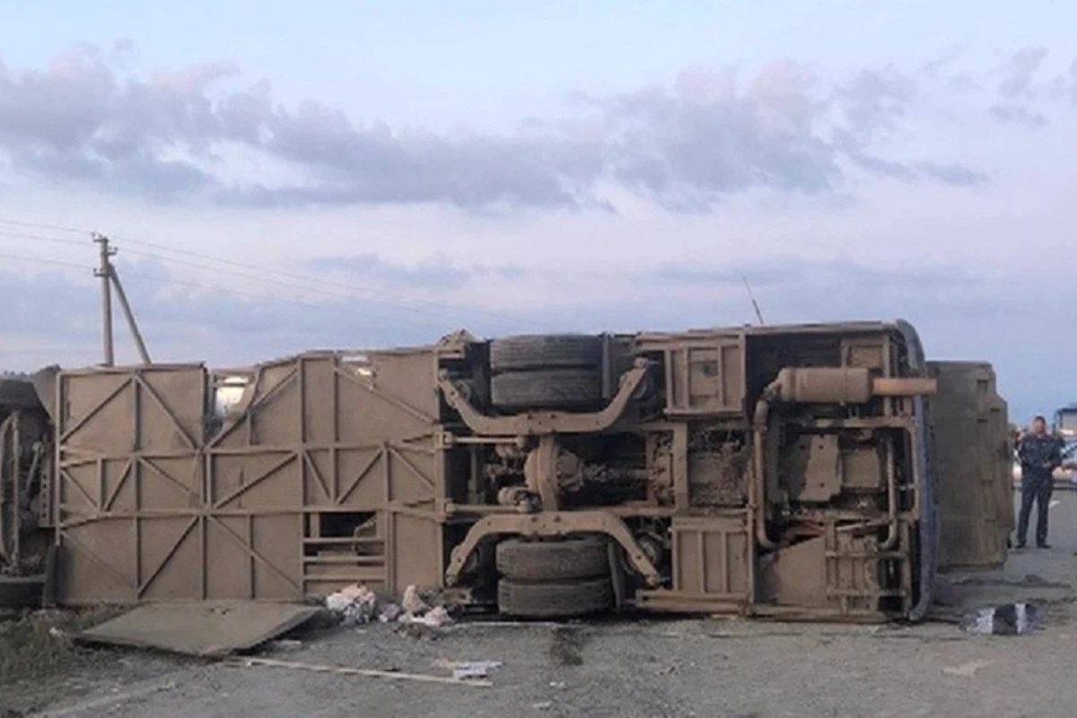 Rusiyada yatan Kamaz sürücüsü yük maşınını avtobusa çırpdı - VİDEO