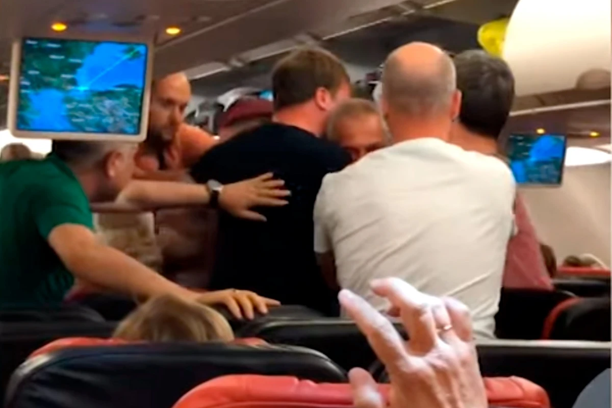 Драка россиян на борту самолета в Турции попала на ВИДЕО