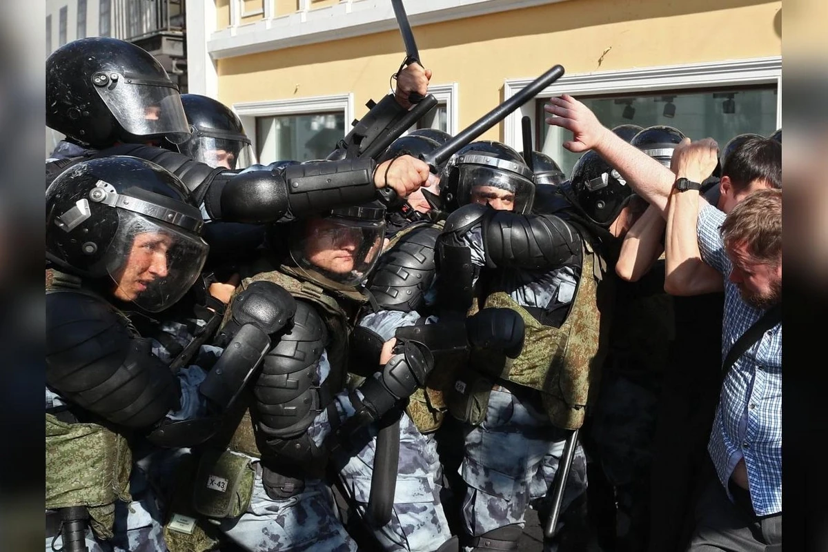 Акция протеста в центре Москвы: есть задержанные - ВИДЕО
