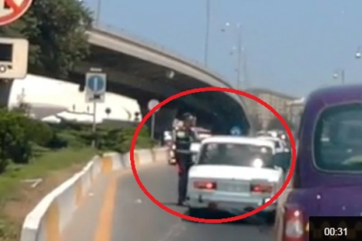 “Jiquli” tıxacda xarab oldu, yol polisi təmir etdi – VİDEO “Jiquli” tıxacda xarab oldu, yol polisi təmir etdi – VİDEO