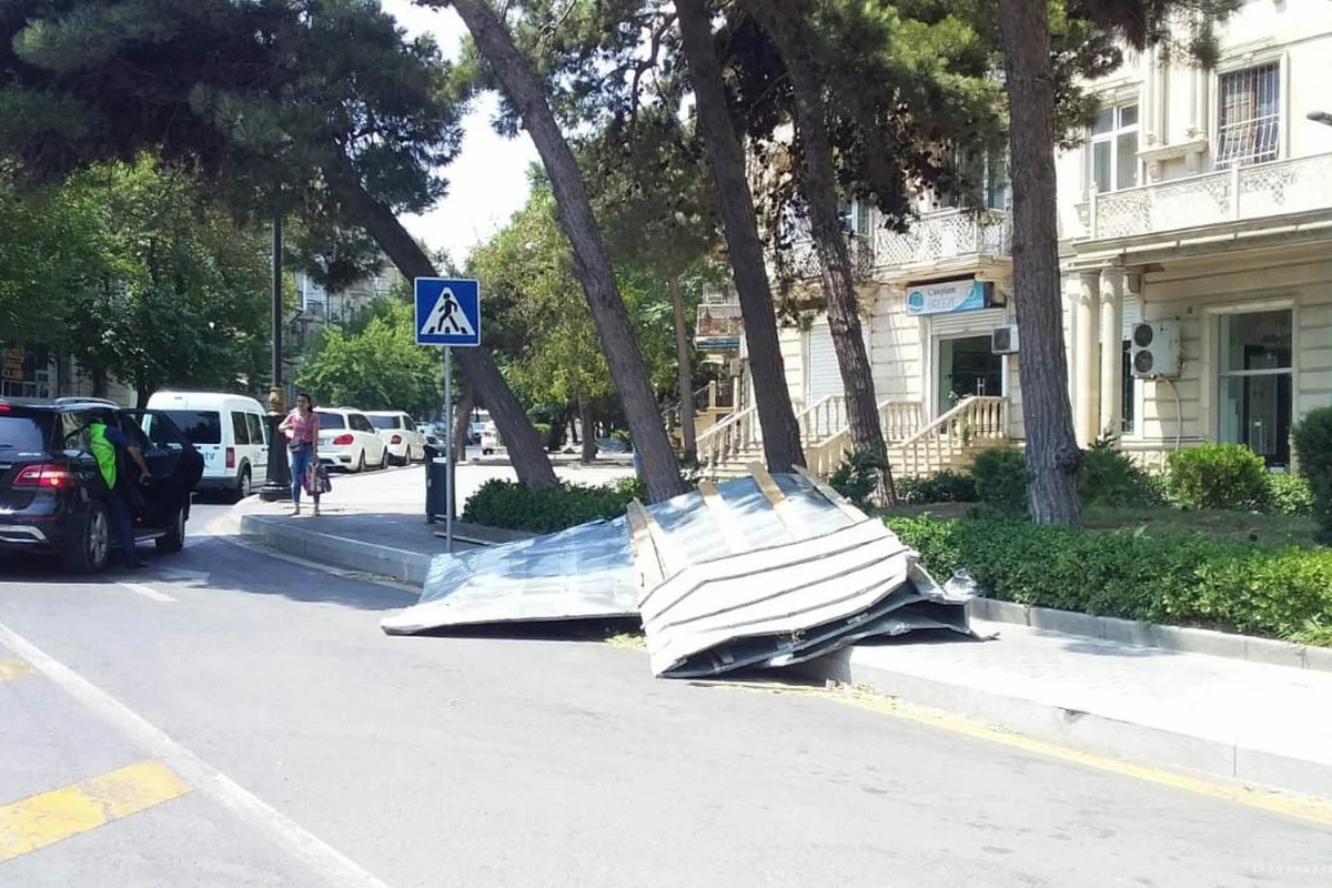 Bakıda güclü külək binanın damını uçurub - FOTO
