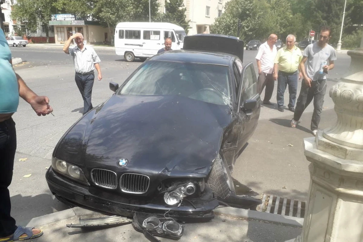 В Азербайджане свадебный кортеж попал в аварию, есть пострадавшие - ФОТО