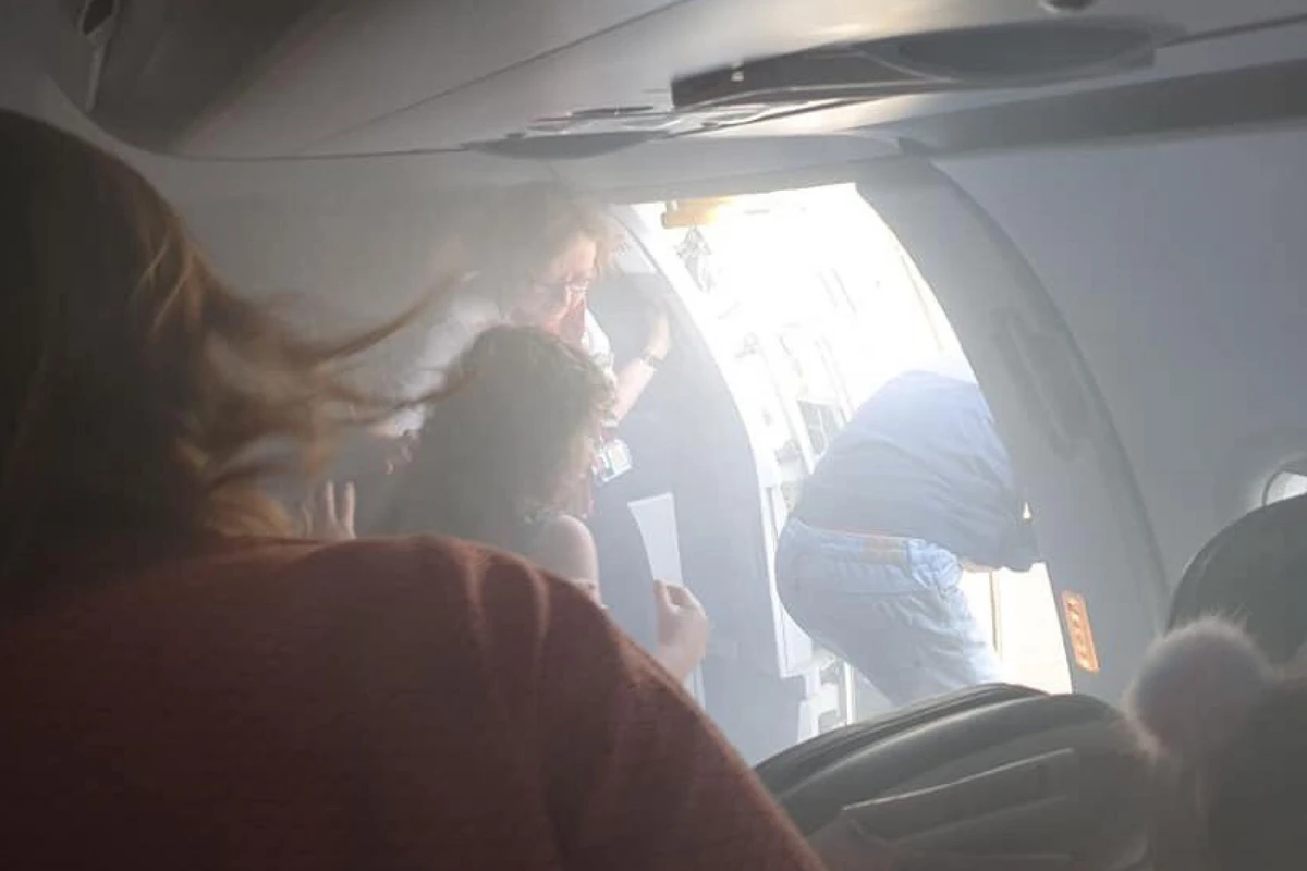 Havada qorxulu anlar: British Airwaysin təyyarəsi dumana görə yerə endi - VİDEO