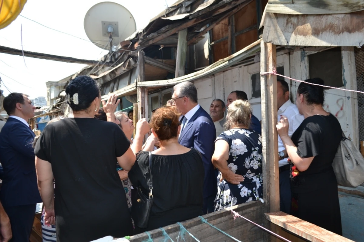 Bakıda sakinlər uçmaqda olan binadan çıxmırlar - Eldar Əzizov hadisə yerində - FOTO Bakıda sakinlər uçmaqda olan binadan çıxmırlar - Eldar Əzizov hadisə yerində - FOTO