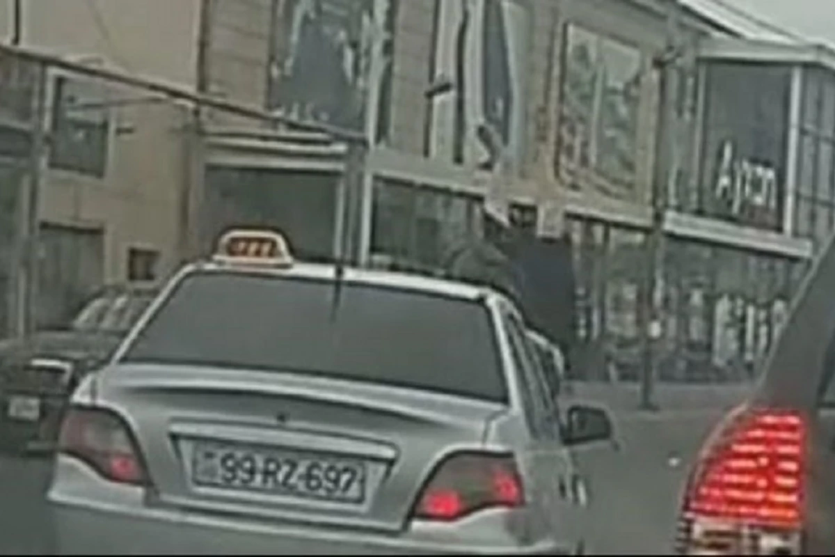 В Баку от удара автомобиля женщину отбросило на несколько метров - ВИДЕО