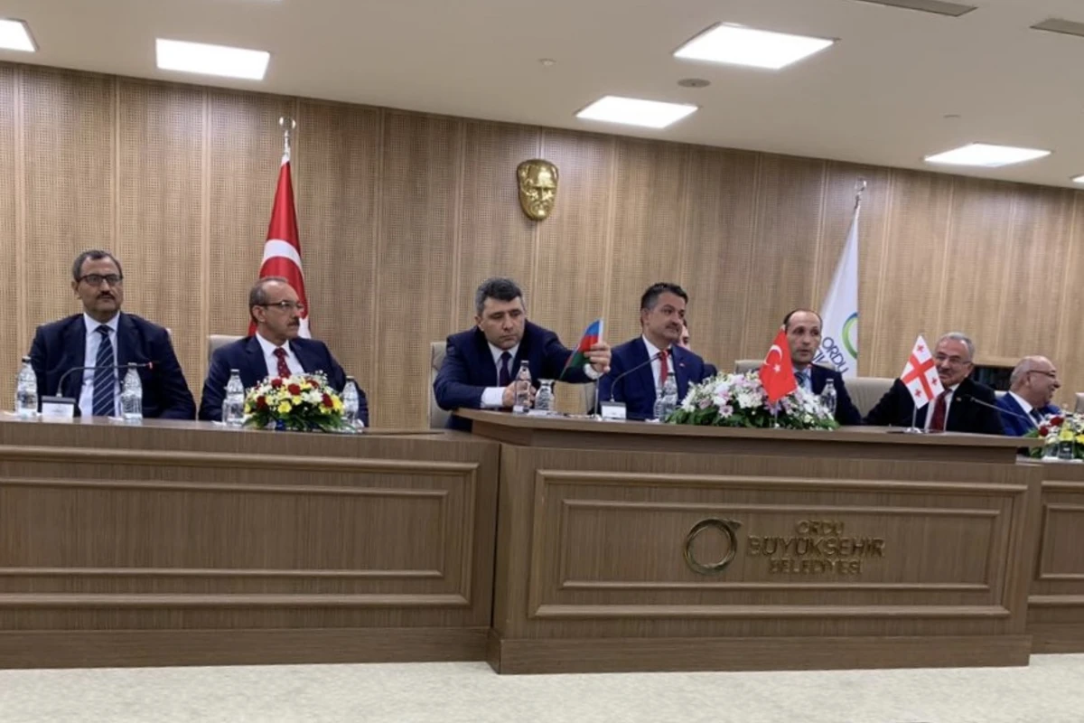 Bayrağımız tərsinə qoyuldu, nazir düzəltdi – VİDEO Bayrağımız tərsinə qoyuldu, nazir düzəltdi – VİDEO