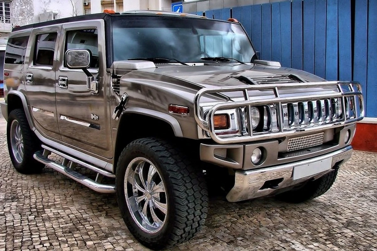 В Азербайджане водитель поджег себя и свой Hummer