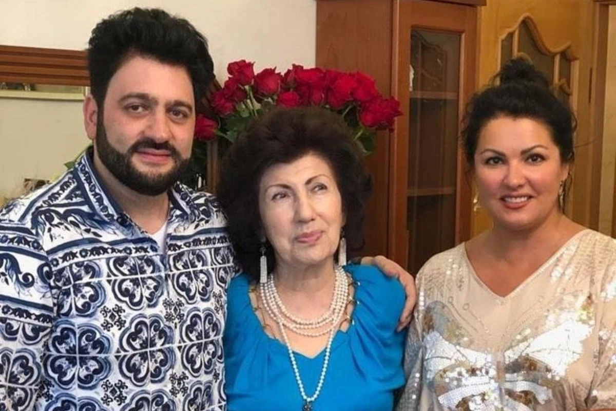 Анна Нетребко прилетела в Баку поздравить свекровь с юбилеем - ФОТО