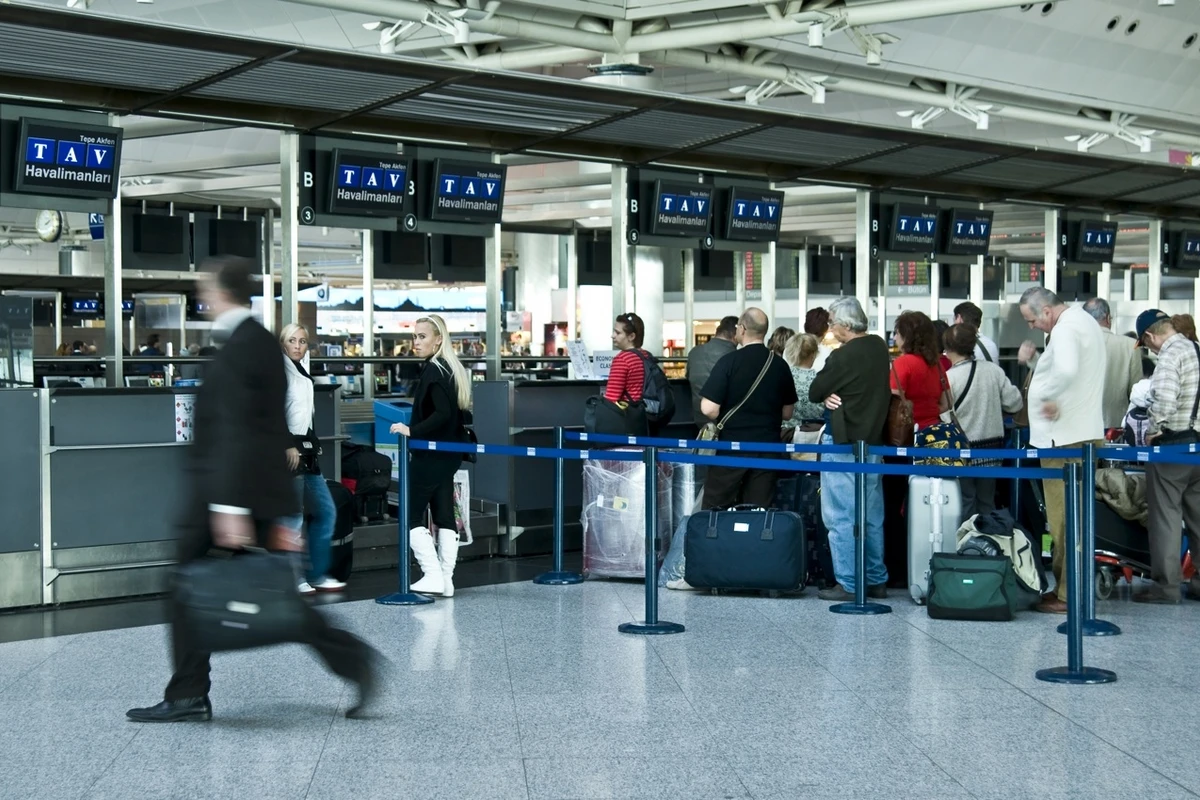 Turizm şirkətinin aldatdığı vətəndaşlar aeroporta qalıb
