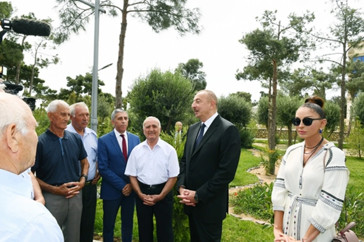 Dövlət başçısı “Mirvari” parkda sakinlərlə görüşüb (FOTO)