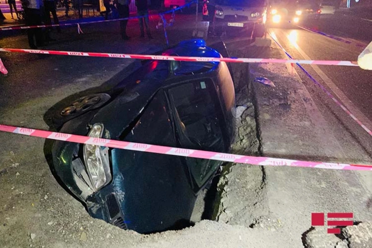 Bakıda avtomobil Azəriqazın qazdığı quyuya düşüb - FOTO