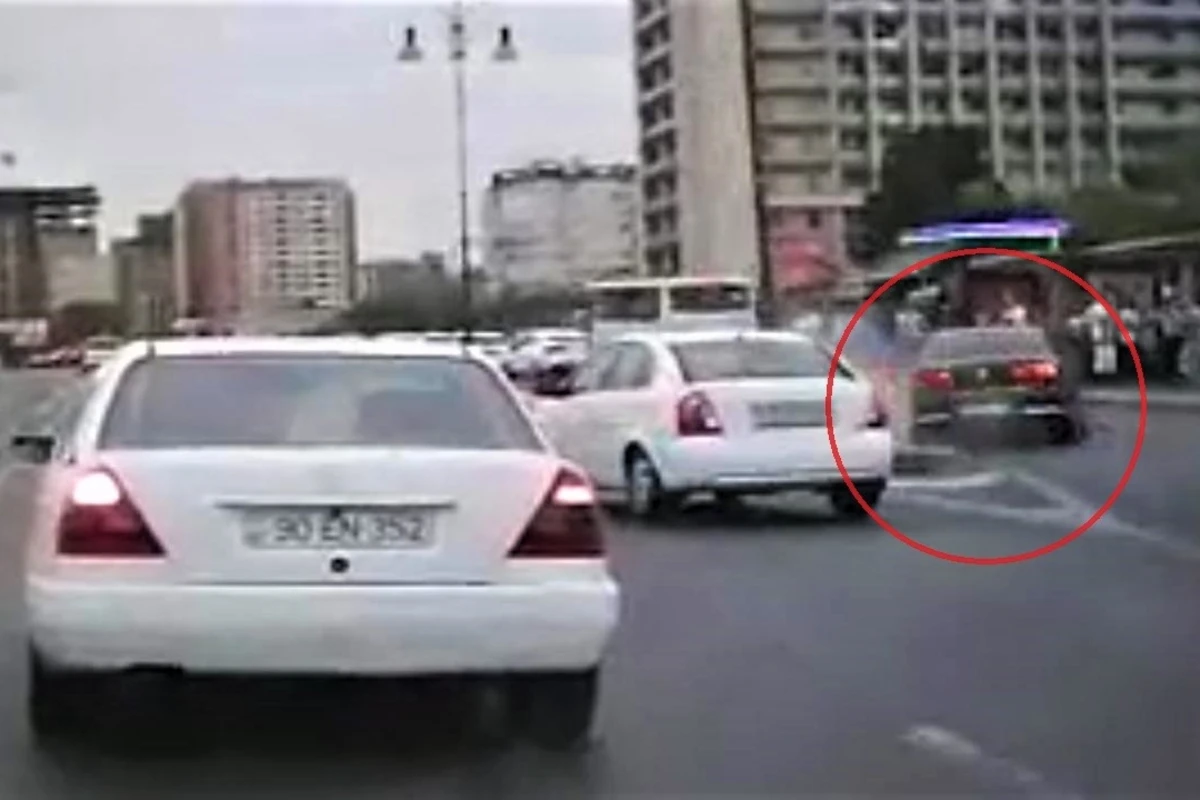 “Gənclik” metrosunun qarşısında sürücü maşını insanların üstünə belə sürdü  - VİDEO
