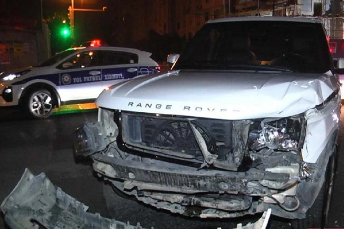 Bakıda Range Rover qəza törədib, xəsarət alan var - VİDEO