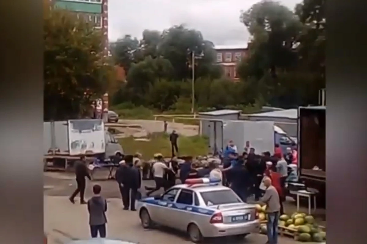 Азербайджанцы из-за арбузов устроили драку на рынке России - ВИДЕО