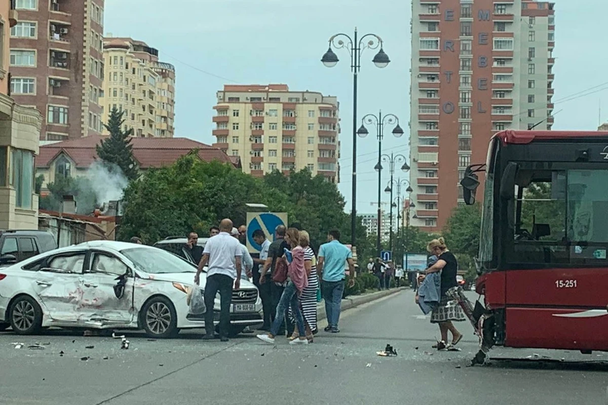 Baku Busın avtobusu maşınla toqquşdu, xəsarət alan var - FOTO