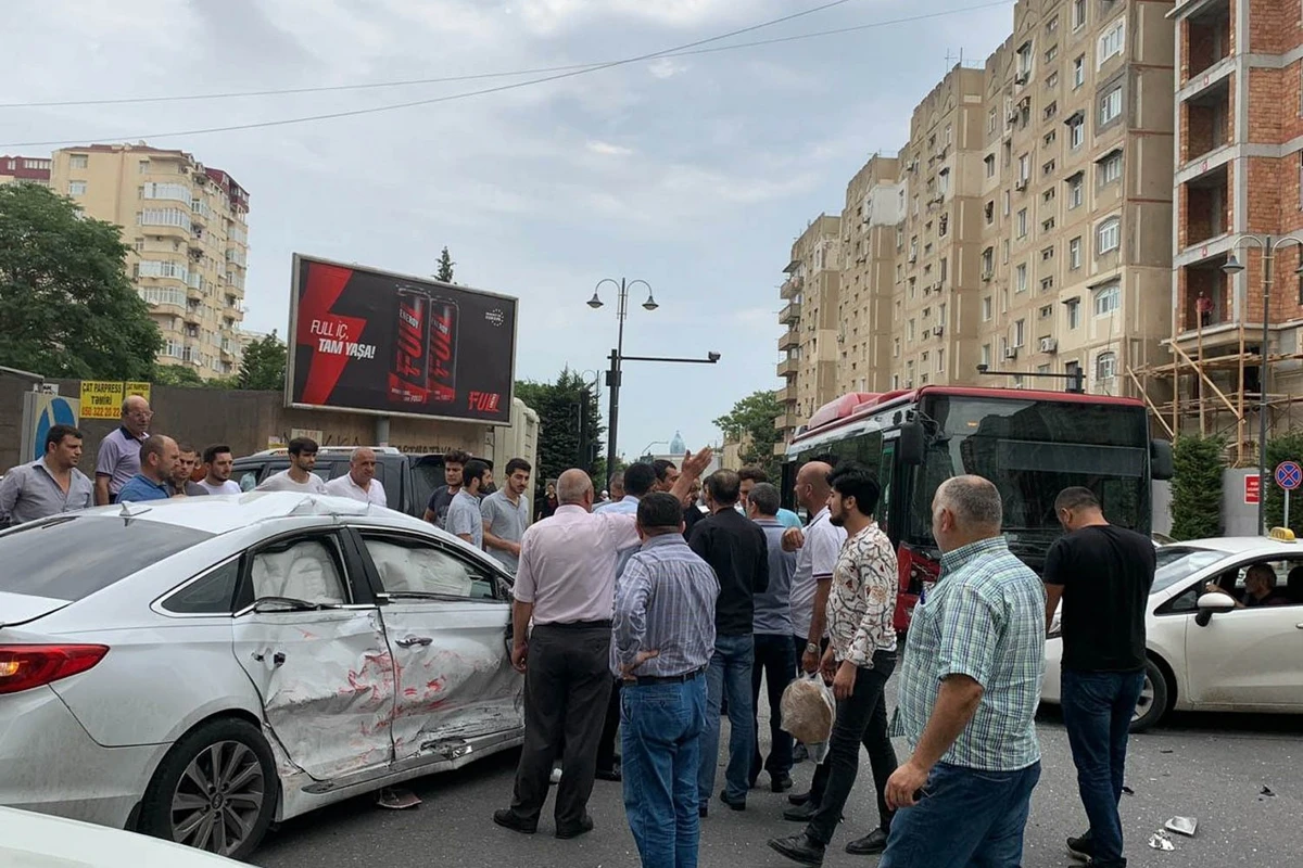 Автобус BakuBus столкнулся с легковушками, есть пострадавший - ФОТО