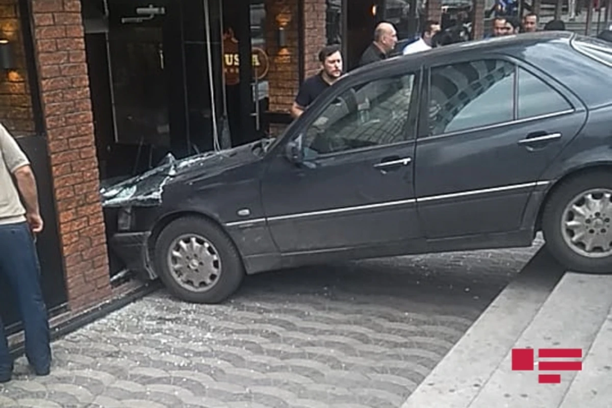 Bakıda avtomobil restorana çırpılıb - VİDEO Bakıda avtomobil restorana çırpılıb - VİDEO