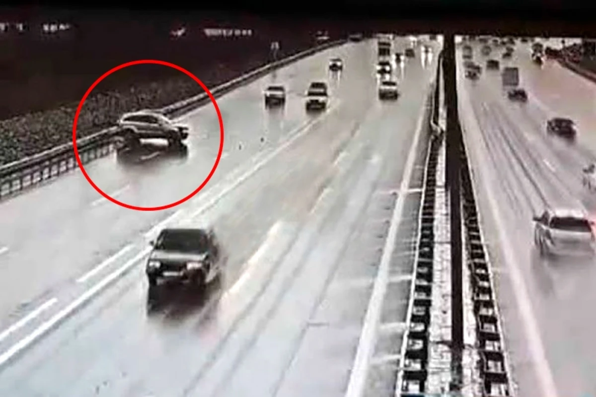 Аварии в Баку после дождя - ВИДЕО