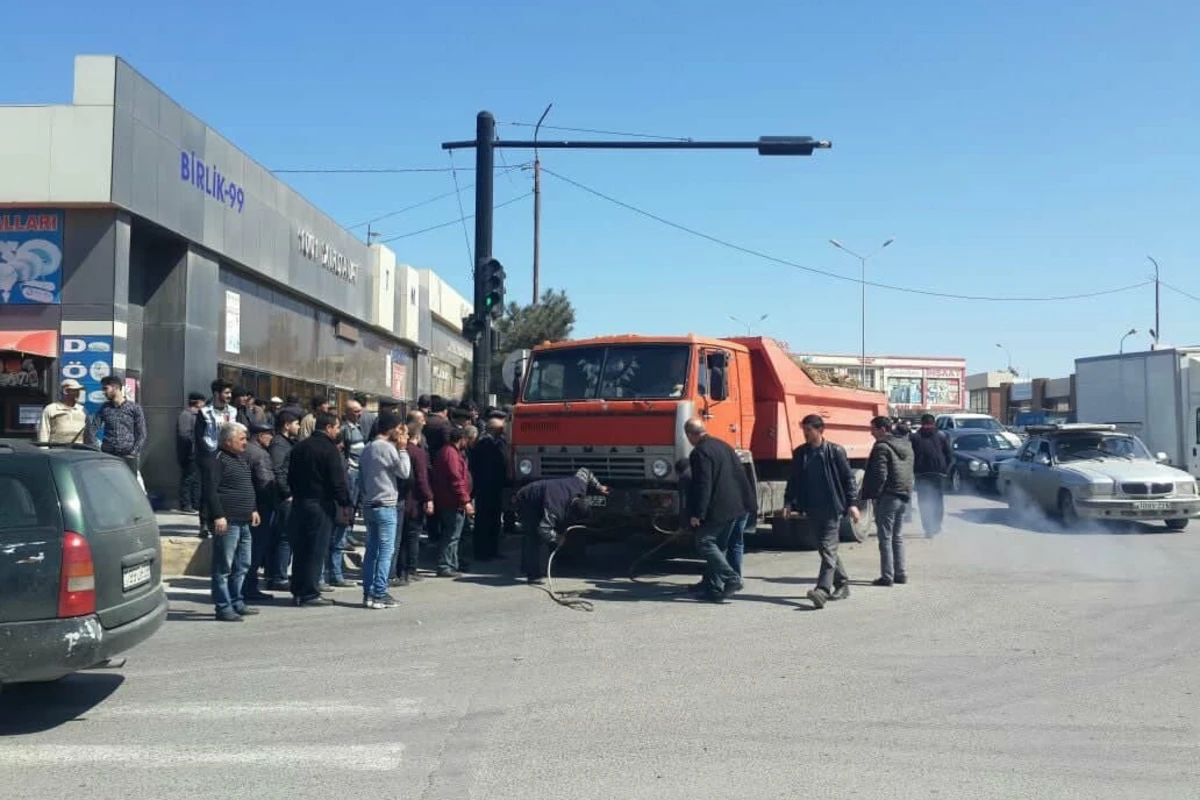 Qaradağda avtomobil “KamAZ”la toqquşdu - ölənlər var Qaradağda avtomobil “KamAZ”la toqquşdu - ölənlər var