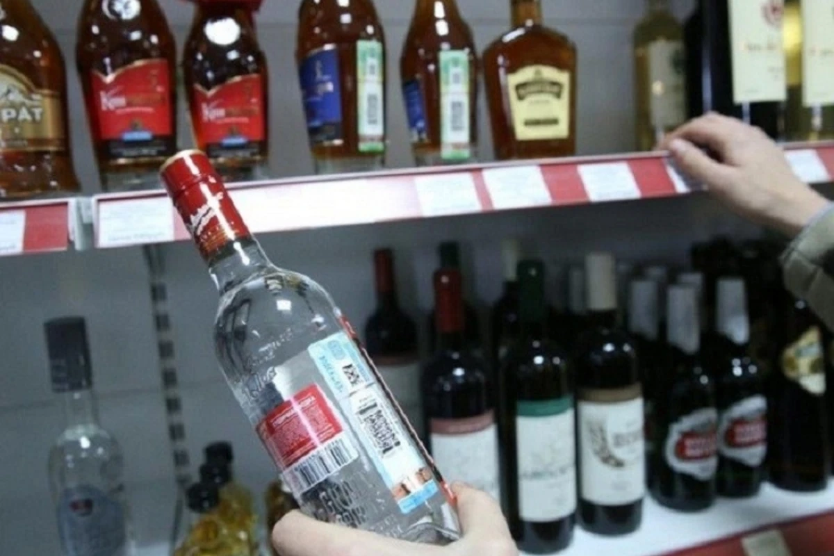 В Баку сотрудник фирмы украл спиртного на 13 тыс. манатов
