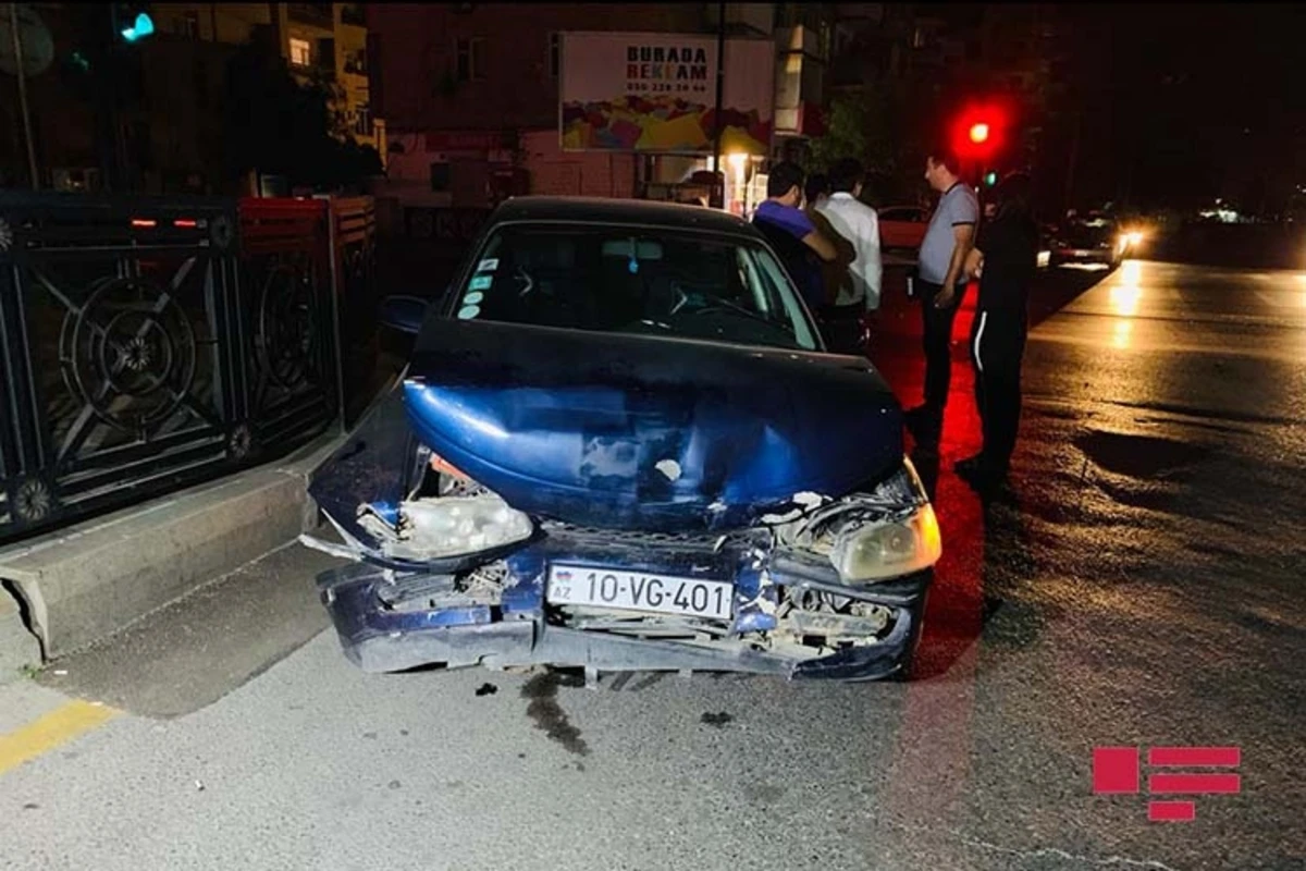 Başı telefona qarışan sürücü qəzaya səbəb oldu - VİDEO