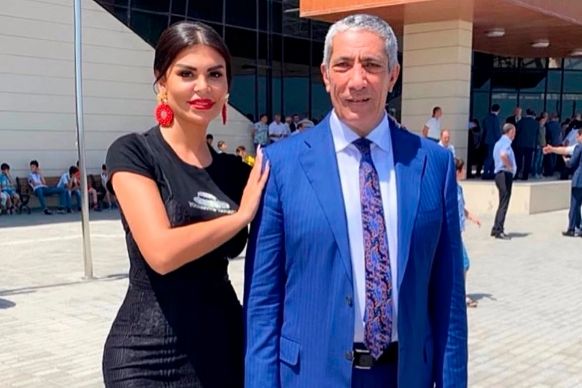 Deputat Siyavuş Novruzov müğənni Afaq Aslanla fotosundan danışdı