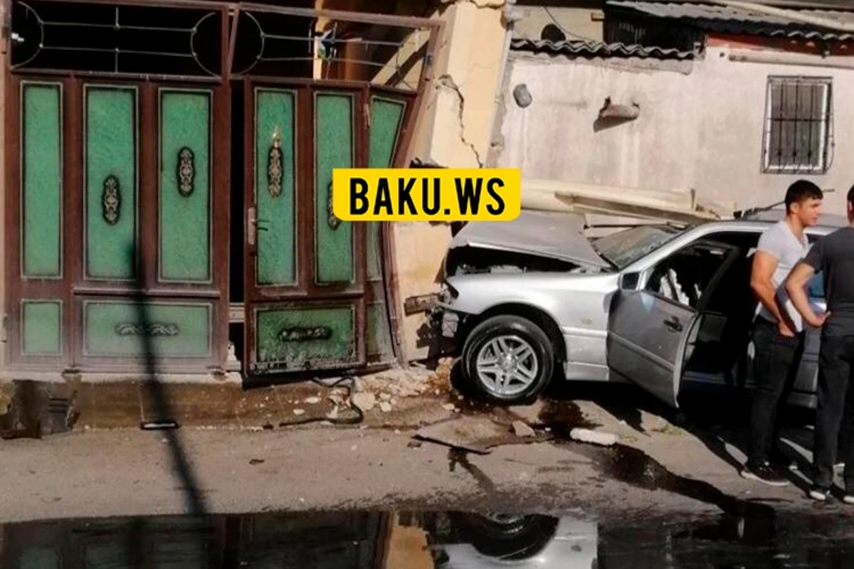 “Mercedes” evə çırpıldı – Ata və oğlu yaralandı - VİDEO “Mercedes” evə çırpıldı – Ata və oğlu yaralandı - VİDEO
