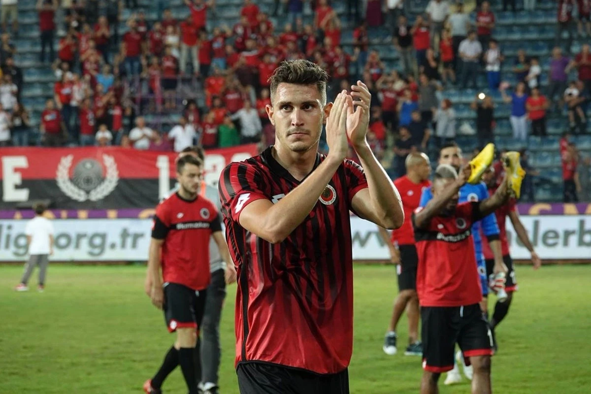 “Roma” daha bir türk futbolçu ilə razılaşdı “Roma” daha bir türk futbolçu ilə razılaşdı