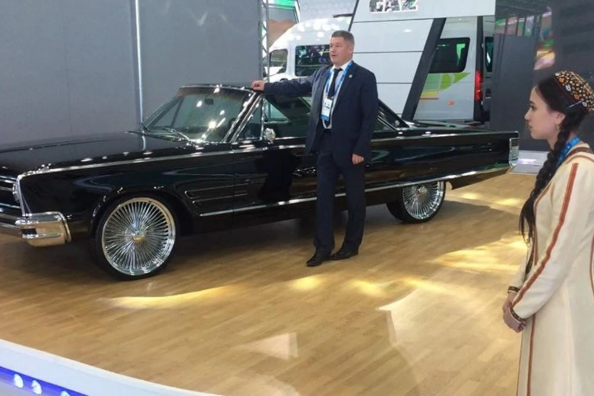 Восстановленный в Баку ретро-автомобиль Chrysler показан в Туркменбаши - ВИДЕО
