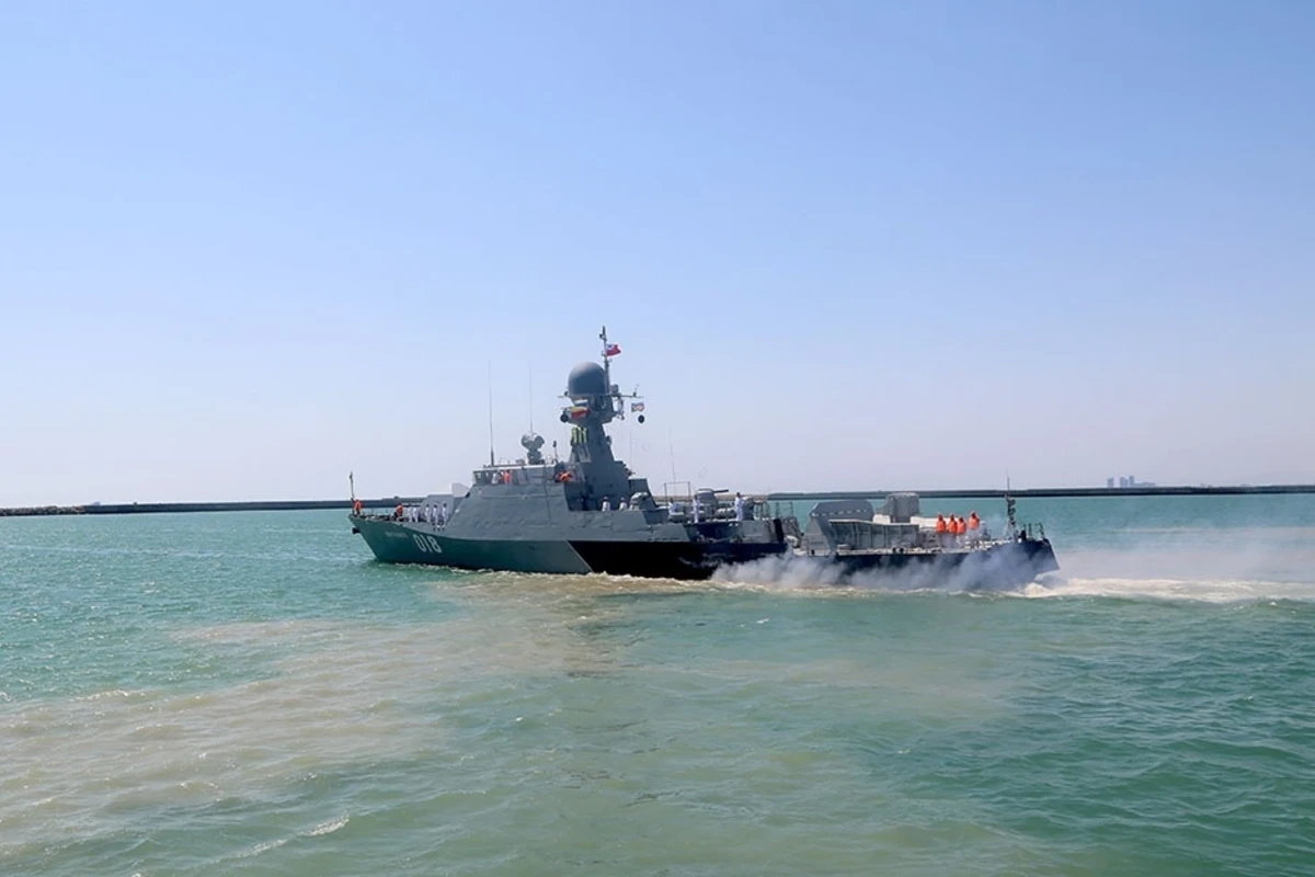 Военные корабли России и Ирана покинули бакинский порт - ФОТО
