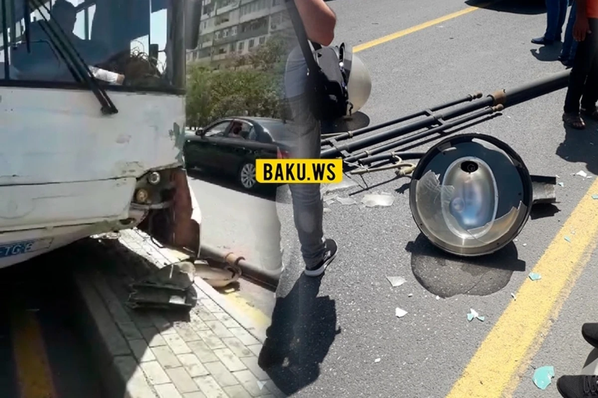 В Баку автобус врезался в фонарный столб, есть пострадавшие – ВИДЕО