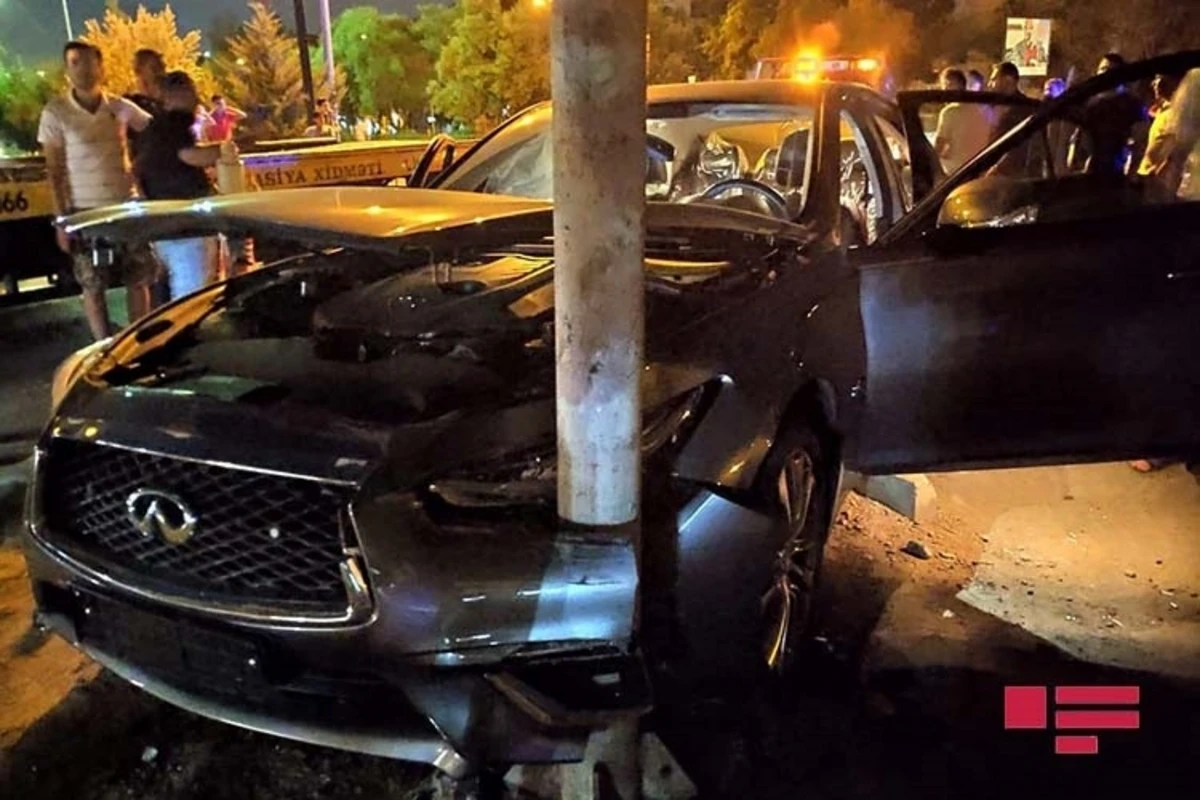 Bakıda iki maşın toqquşdu, Infiniti çuxura düşdü - xəsarət alan var - VİDEO