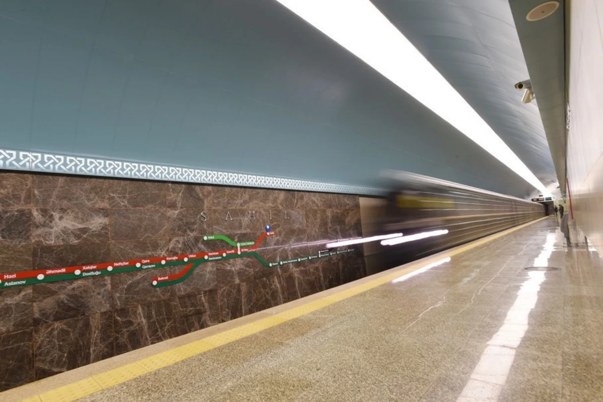 Bakı metrosunda sərnişinləri qorxuya salan hadisə - VİDEO Bakı metrosunda sərnişinləri qorxuya salan hadisə - VİDEO