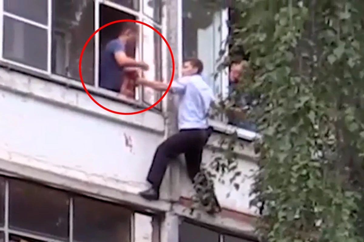 Пьяный отец пытался выкинуть из окна многоэтажки младенца - ВИДЕО