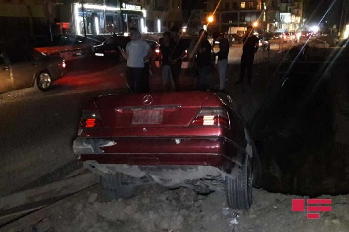 Xırdalanda avtomobil xəndəyə düşdü - VİDEO