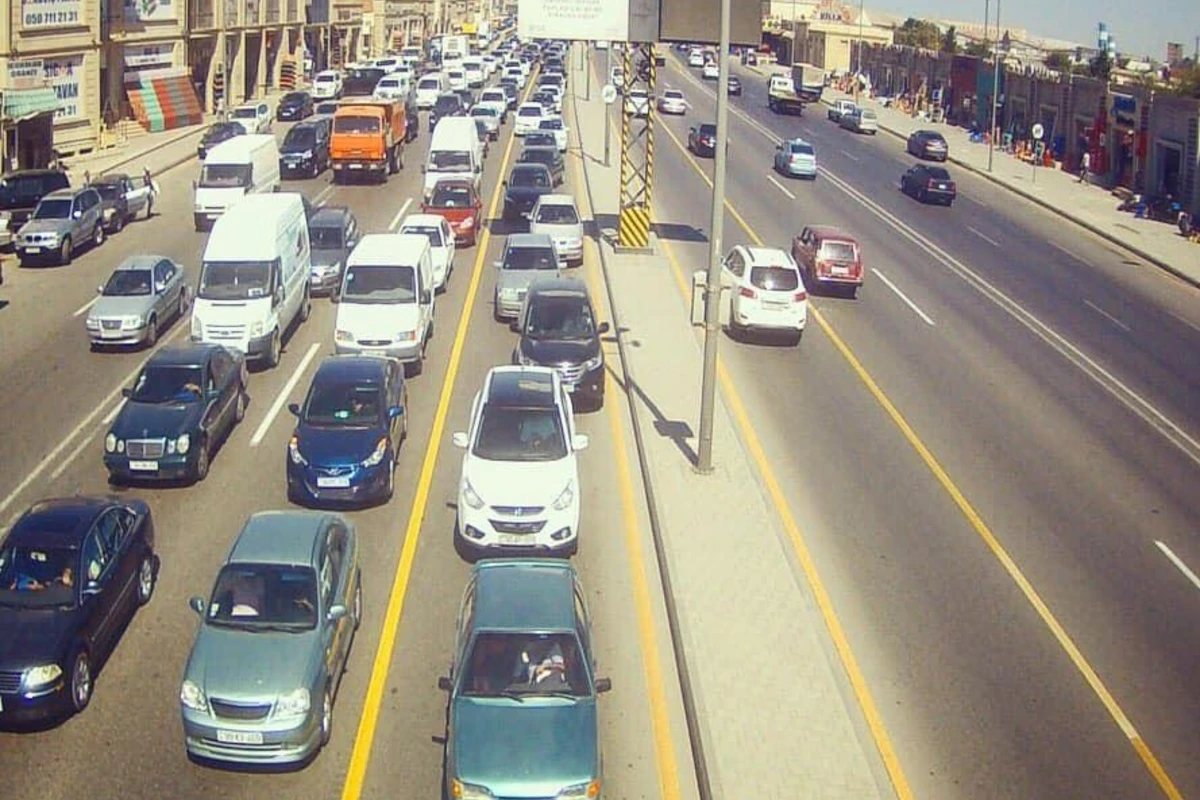Bakıda qəza oldu, yol bağlandı - FOTO