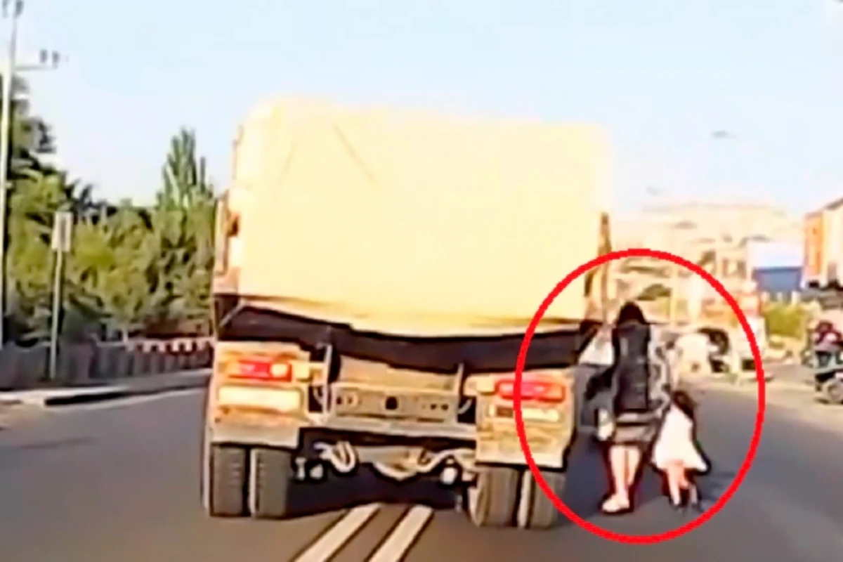Bakıda uşaq və qadın Kamazın altından son anda xilas oldu - VİDEO Bakıda uşaq və qadın Kamazın altından son anda xilas oldu - VİDEO