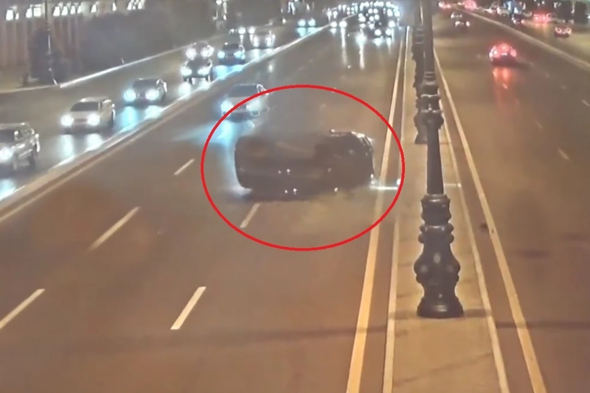В Баку автомобиль выехал на встречку и перевернулся - ВИДЕО