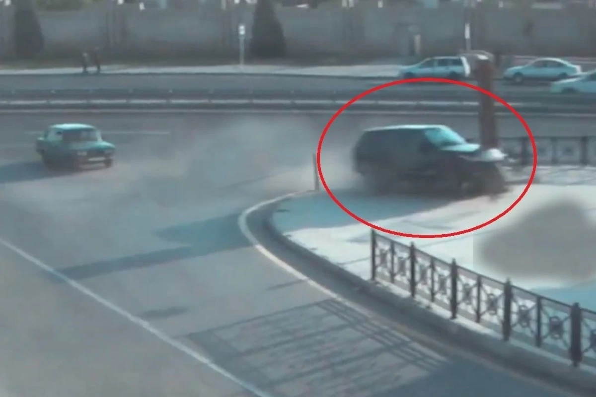 В Баку Range Rover въехал в парк - ВИДЕО