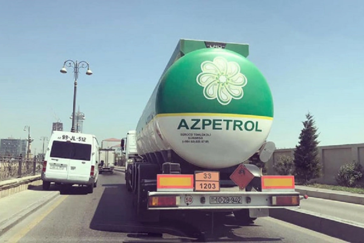 Bakıda yanacaq maşını yolu bağladı - FOTO