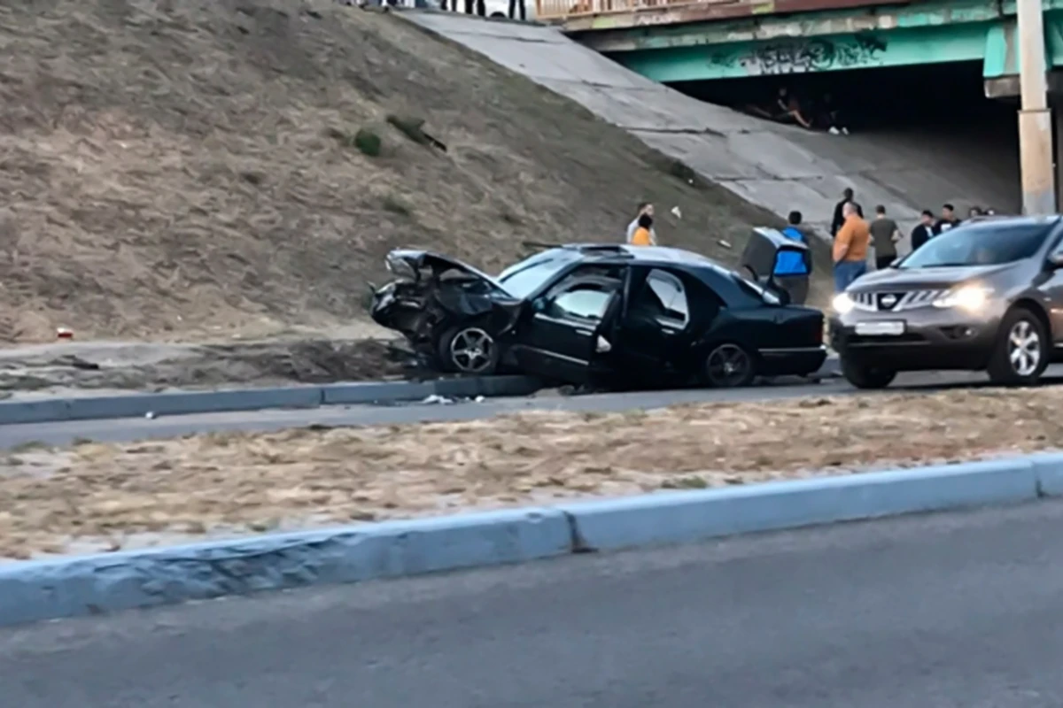 В Баку автомобиль упал с моста, есть пострадавшие