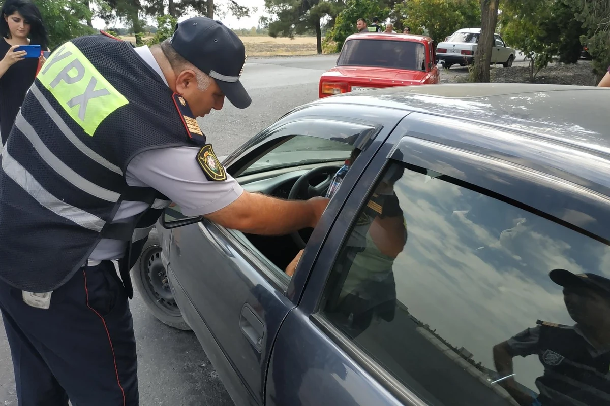 Yol polisi sürücülərə və sərnişinlərə sərin su payladı (FOTO)