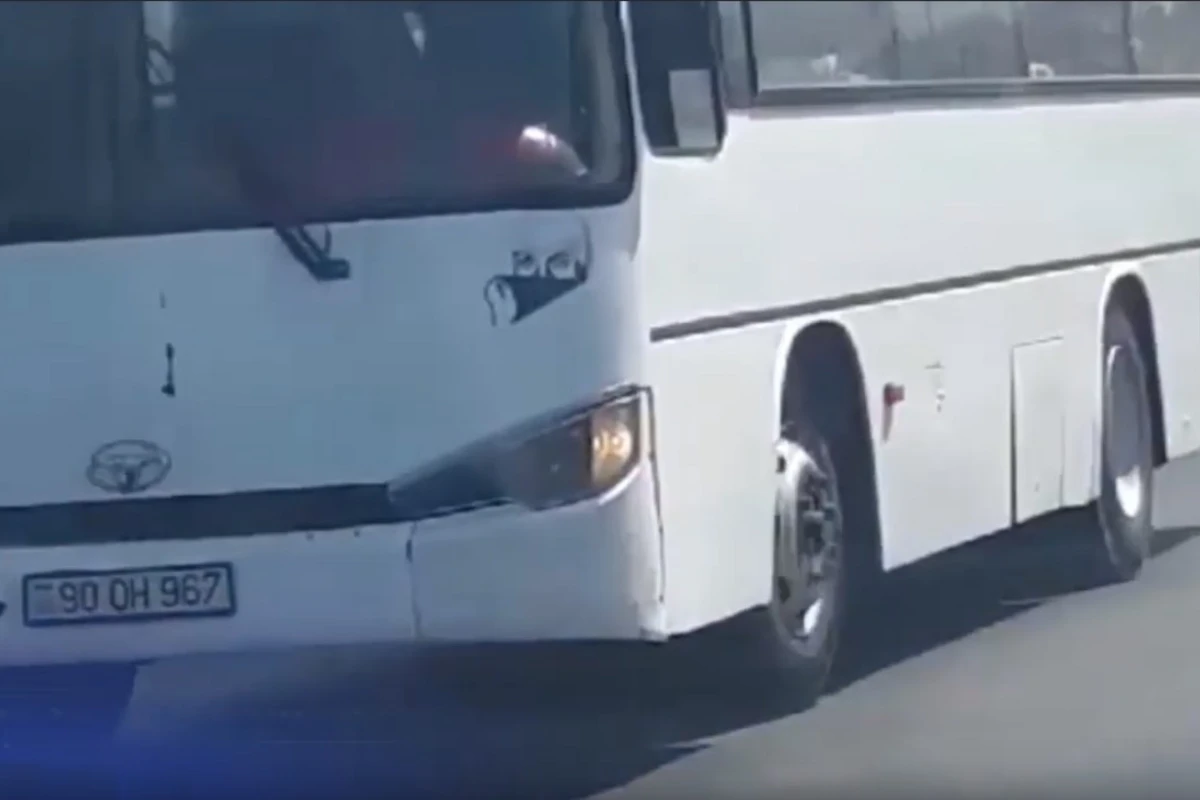 В Баку выехавшие на встречную полосу автобусы подвергли пассажиров опасности - ВИДЕО 