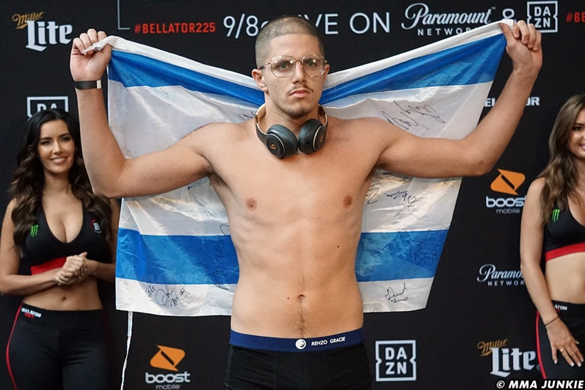 Боец MMA победил соперника за 11 секунд - ВИДЕО